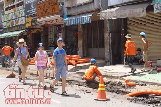 Sử dụng lòng lề đường trong phạm vi được phép mà có sinh lợi thì nhà nước sẽ thu phí ảnh 1