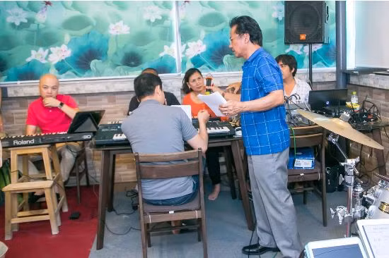 Chế Linh đánh trống, chỉ huy hai con tập luyện cho đêm nhạc ảnh 4