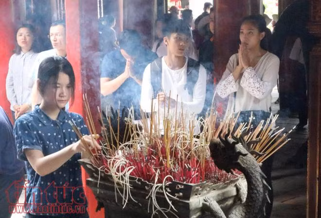 'Sĩ tử' đội nắng tới Văn Miếu cầu may ảnh 11