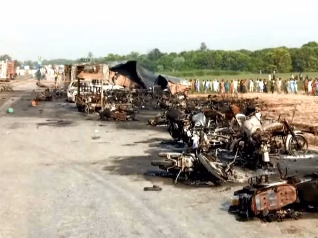 Ám ảnh hiện trường vụ lật xe chở dầu khiến 123 người chết cháy tại Pakistan ảnh 4