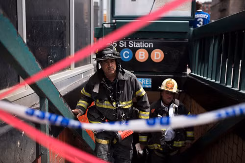 Tàu điện ngầm trật ray ở New York, hàng chục người bị thương ảnh 1
