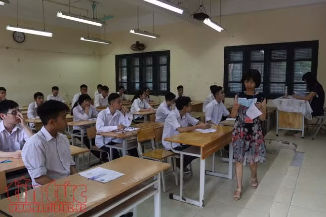 Các thí sinh tốt nghiệp THPT quốc gia bắt đầu thi tự luận Ngữ văn ảnh 13