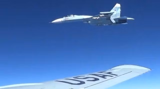 Mỹ tung ảnh tố Su-27 Nga tiếp cận 'không an toàn', cách máy bay do thám Mỹ chỉ 1,5m ảnh 2