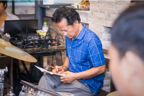 Chế Linh đánh trống, chỉ huy hai con tập luyện cho đêm nhạc ảnh 5