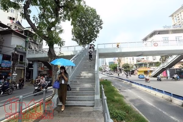 Buýt nhanh BRT: Kín chỗ giờ cao điểm, đìu hiu giờ thấp điểm ảnh 8