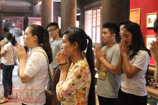'Sĩ tử' đội nắng tới Văn Miếu cầu may ảnh 8