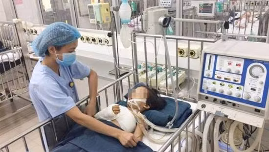 Cứu sống bé gái 5 tuổi dập nát cánh tay sau va chạm với xe cẩu ảnh 1