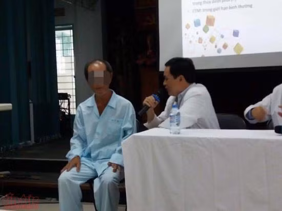 Chiếc xương cá hình chiếc dù nằm trong phế quản người đàn ông ảnh 1