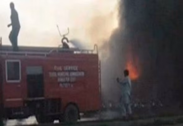 Ám ảnh hiện trường vụ lật xe chở dầu khiến 123 người chết cháy tại Pakistan ảnh 5