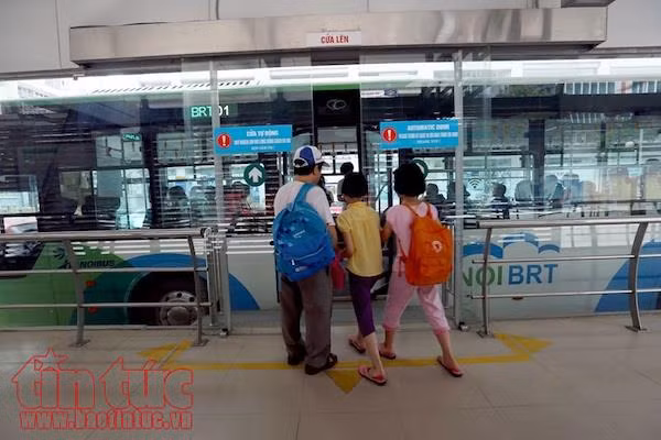 Buýt nhanh BRT: Kín chỗ giờ cao điểm, đìu hiu giờ thấp điểm ảnh 3