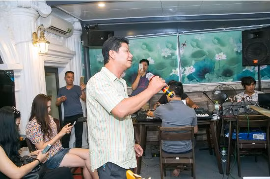 Chế Linh đánh trống, chỉ huy hai con tập luyện cho đêm nhạc ảnh 8