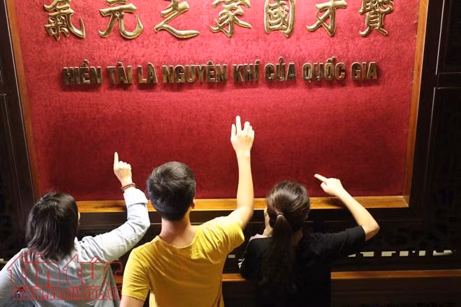 'Sĩ tử' đội nắng tới Văn Miếu cầu may ảnh 13
