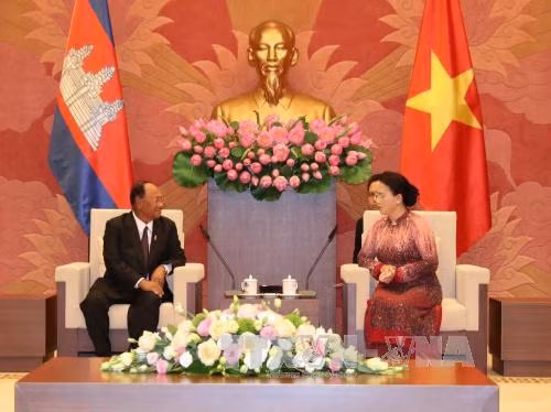 Chủ tịch Quốc hội đón, hội đàm với Chủ tịch Quốc hội Vương quốc Campuchia ảnh 2