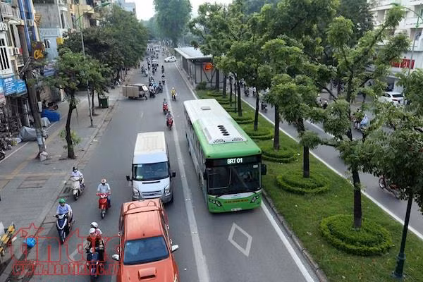 Buýt nhanh BRT: Kín chỗ giờ cao điểm, đìu hiu giờ thấp điểm ảnh 7