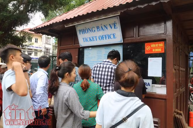 'Sĩ tử' đội nắng tới Văn Miếu cầu may ảnh 2
