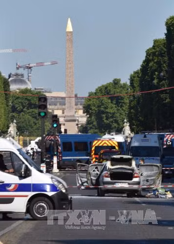 Vụ đâm xe ở đại lộ Champs Elysees: Bắt 4 thân nhân của thủ phạm ảnh 1