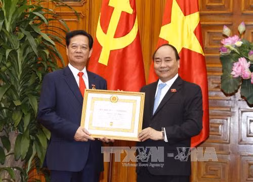 Trao tặng Huy hiệu Đảng cho các đồng chí lãnh đạo, nguyên lãnh đạo Đảng, Chính phủ, Văn phòng Chính phủ ảnh 1