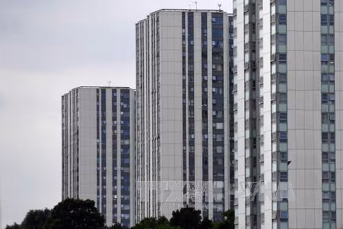Sau sự kiện 'cột lửa' Grenfell Tower, dân London sơ tán khỏi chung cư ảnh 1