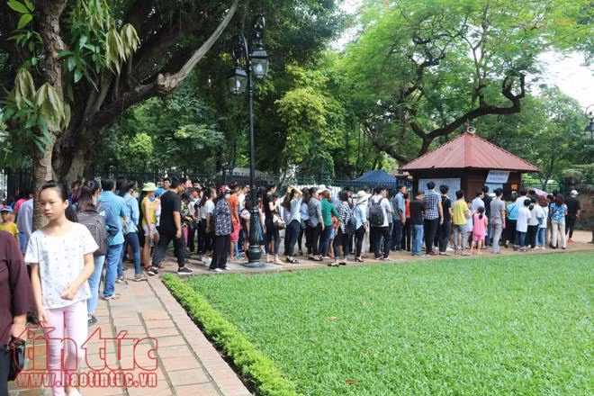 'Sĩ tử' đội nắng tới Văn Miếu cầu may ảnh 1