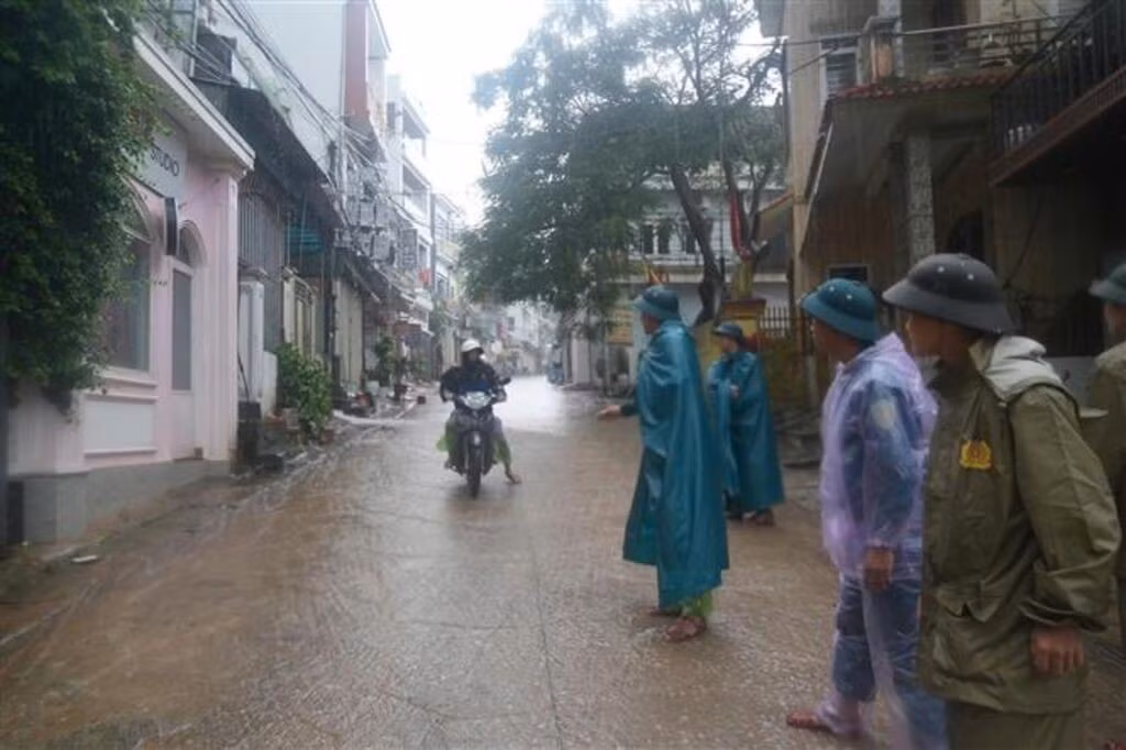 Mưa lớn, nhiều trường cho học sinh nghỉ học, học online hoamia.jpg
