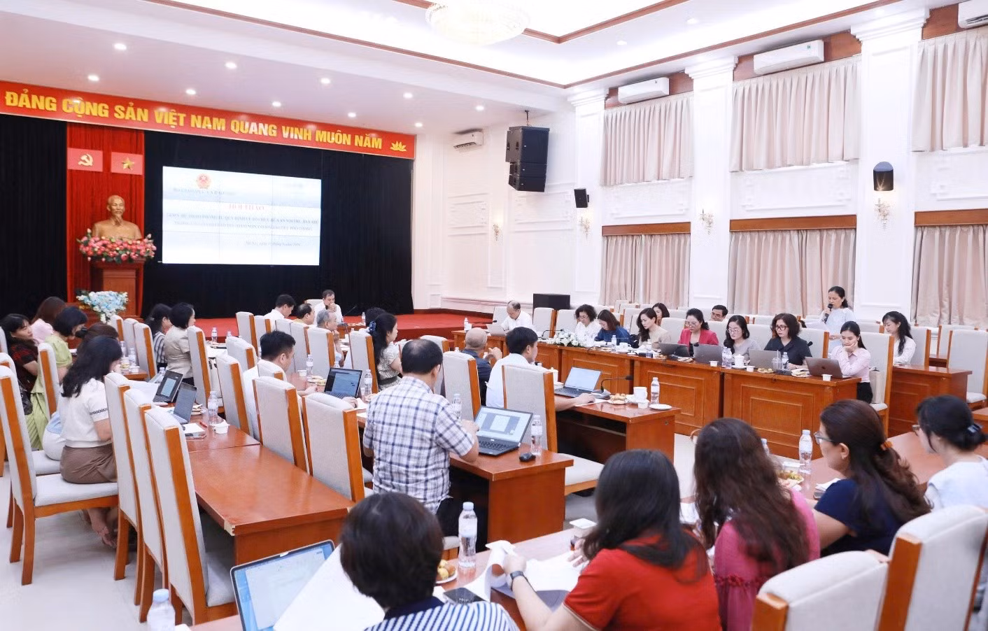 quangcanhhohit.jpg
