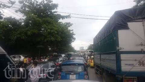 Tắc nghẽn gần 3 km đường ra biển Sầm Sơn ảnh 1