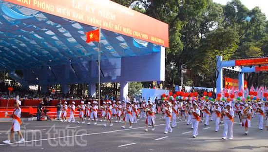 Chùm ảnh diễu binh, diễu hành kỷ niệm 40 năm thống nhất đất nước ảnh 28