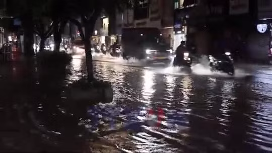 Ngập do mưa lớn trên nhiều tuyến đường phía Bắc TP Hồ Chí Minh