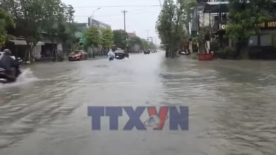 Mưa lớn gây ngập úng nhiều tuyến đường tại Hà Tĩnh