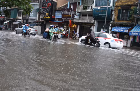 Hà Nội bì bõm vì bão số 5 ảnh 5