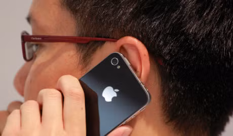 Apple cho đổi bộ sạc sau sự cố iPhone giật chết người ảnh 1