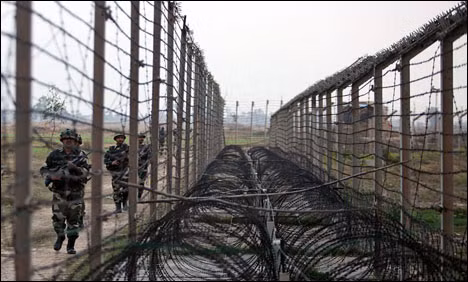 Ấn Độ - Pakistan dùng 'đường dây nóng' để giảm căng thẳng ảnh 1
