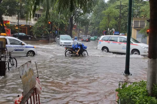 Mưa dai dẳng, trung tâm Hà Nội ngập nặng ảnh 4