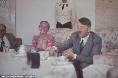 Những tấm hình màu hiếm hoi về Adolf Hitler ảnh 3