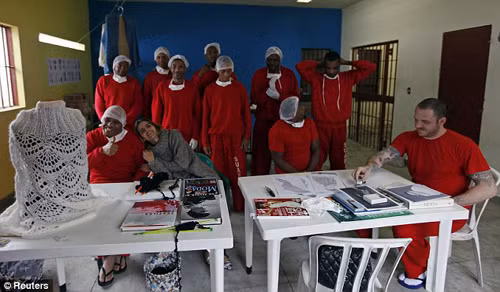 Gangster nhà tù 'tĩnh tâm' đan len ảnh 2