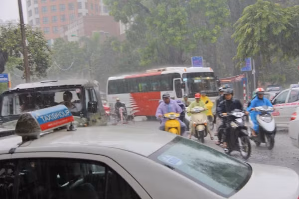 Mưa dai dẳng, trung tâm Hà Nội ngập nặng ảnh 3