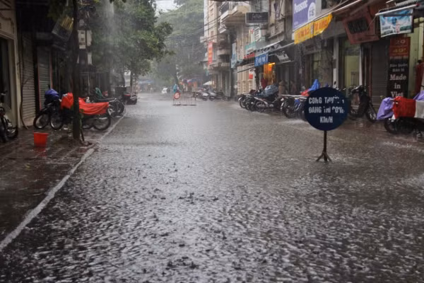 Mưa dai dẳng, trung tâm Hà Nội ngập nặng ảnh 1
