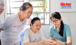 TP Hồ Chí Minh: Người dân học làm thủ tục số ngay tại khu phố