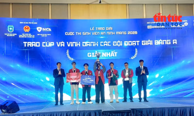 Trao giải cho đội vô địch cuộc thi sinh viên an ninh mạng 2026 cho đội đến từ Học viện Công nghệ Bưu chính Viễn thông.