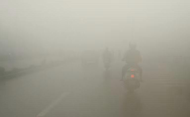 Sương mù xuất hiện dày đặc tại Thành phố Hồ Chí Minh ảnh 1