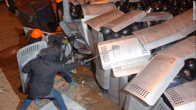Người biểu tình Ukraine và phóng viên ăn gậy cảnh sát ảnh 6