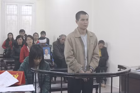 Phạt tù lái xe taxi hất người lên capô ảnh 1