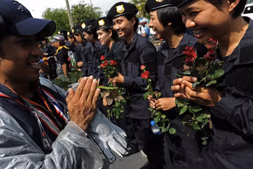 Ngày biểu tình 'ngọt ngào' ở Thái Lan ảnh 9