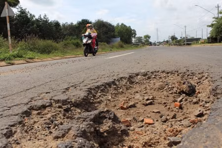 Đường mới đưa vào sử dụng đã hư hỏng nặng ảnh 1