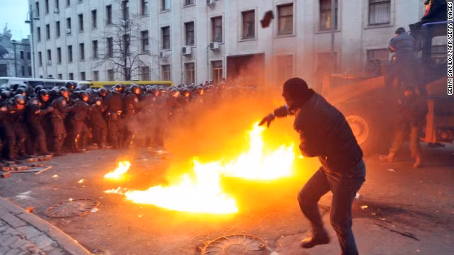 Người biểu tình Ukraine và phóng viên ăn gậy cảnh sát ảnh 4