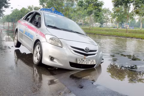 'Ổ voi' bẫy... xe taxi ảnh 1