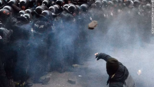 Người biểu tình Ukraine và phóng viên ăn gậy cảnh sát ảnh 7