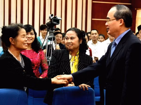 Đồng chí Nguyễn Thiện Nhân nói chuyện với cộng đồng người Việt tại Lào ảnh 1