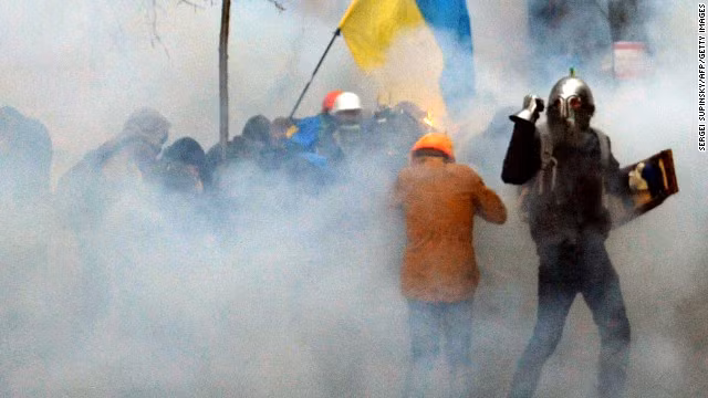 Người biểu tình Ukraine và phóng viên ăn gậy cảnh sát ảnh 9