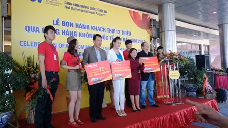 Sân bay Nội Bài đón hành khách thứ 12 triệu trong năm 2013 ảnh 1